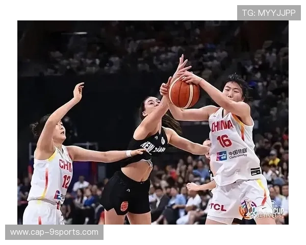 女篮主将一挑三完成高难度上篮 女篮主将一挑三完成高难度上篮